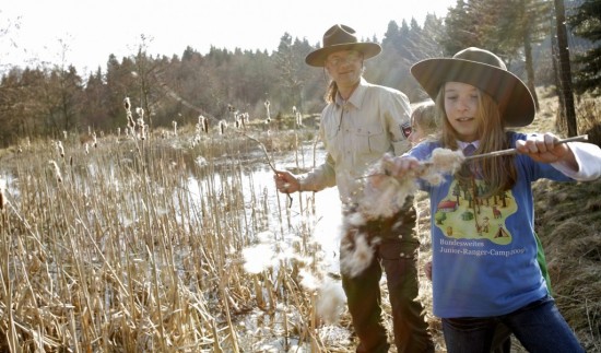 Ein erwachsener Ranger und eine Junior Rangerin im Nationalpark Harz