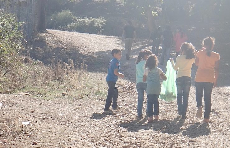 Kindern und Jugendlichen beim Müllsammeln im tunesischesn Nationalpark El Feija