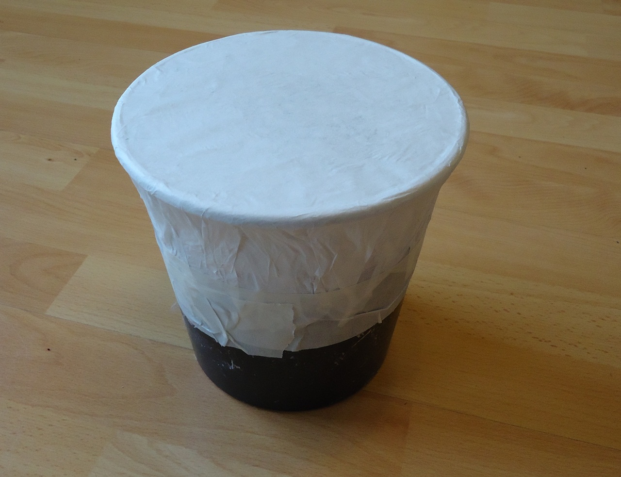 Einfache trommel aus Kleister, Butterbrotpapier und Plastikeimer